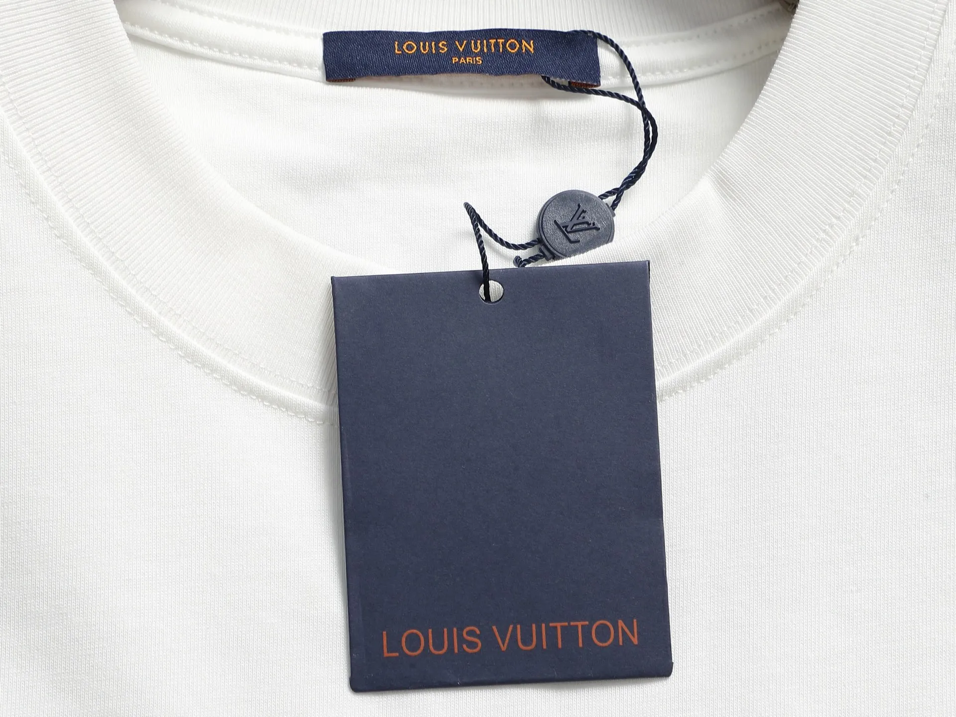 🅿️190 Louis Vuitton/Louis Vuitton English embroidery craftsmanship The large logo is exquisitely upgraded, inspired by the retro embroidery of the 1980s Original fabric Official same style Short-sleeved T-shirt 320g Same vat dyed fabric Very comfortable to the touch The latest brick cabinet synchronization for spring and summer Fashionable and individual Size: S M L XL